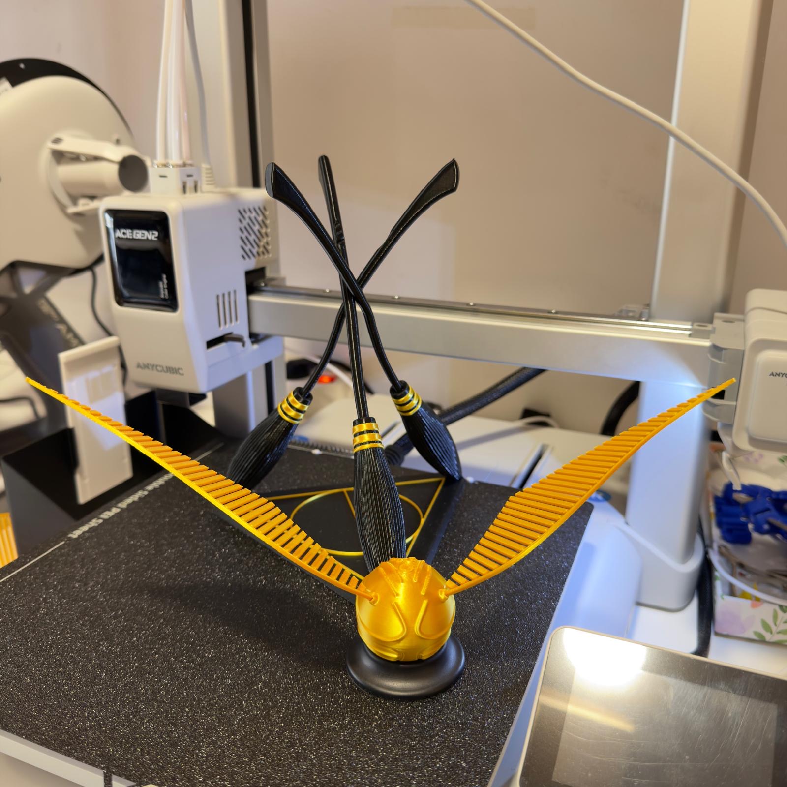Snitch Dorada de Harry Potter impresa en 3D con escobas — figura coleccionable Dual 3D Printing
